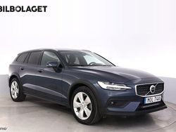 Mörkblå Begagnad 2022 Volvo V60 CC Core Kombi | 359 800 kr (Marknadspris)