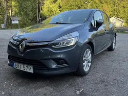 Grå Begagnad 2019 Renault Clio IV Intens Halvkombi | 99 500 kr (Marknadspris)