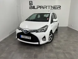 Vit Begagnad 2015 Toyota Yaris Hybrid Active Halvkombi | 99 900 kr (Marknadspris)
