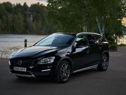 Svart Begagnad 2017 Volvo V60 CC Summum Kombi | 192 000 kr (Bra pris)