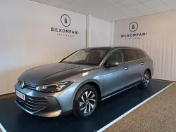 Mörkgrå Begagnad 2024 VW Passat Business Kombi | 369 800 kr (Marknadspris)