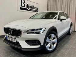 Vit Begagnad 2021 Volvo V60 CC Momentum Kombi | 359 900 kr (Marknadspris)