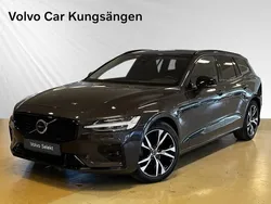 Grå Begagnad 2023 Volvo V60 Plus Kombi | 369 900 kr (Marknadspris)