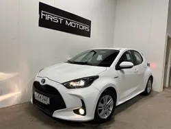 Vit Begagnad 2021 Toyota Yaris Hybrid Active Halvkombi | 169 500 kr (Marknadspris)