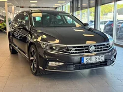Mörkgrå (grå) Begagnad 2022 VW Passat R-line Kombi | 239 900 kr (Marknadspris)