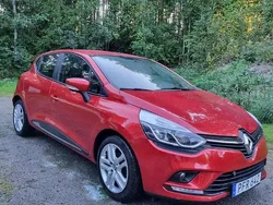 Röd Begagnad 2017 Renault Clio IV Zen Halvkombi | 89 900 kr (Marknadspris)