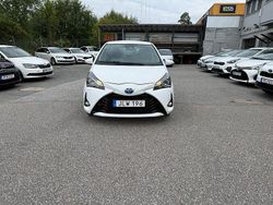 Vit Begagnad 2018 Toyota Yaris Hybrid Active Halvkombi | 129 900 kr (Marknadspris)