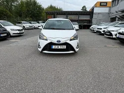 Vit Begagnad 2018 Toyota Yaris Hybrid Active Halvkombi | 134 900 kr (Marknadspris)
