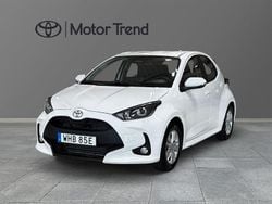 Vit Begagnad 2024 Toyota Yaris Hybrid Active Halvkombi | 249 000 kr (Marknadspris)