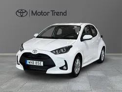 Vit Begagnad 2024 Toyota Yaris Hybrid Active Halvkombi | 249 000 kr (Marknadspris)