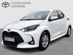 Vit Begagnad 2022 Toyota Yaris Hybrid Active Halvkombi | 219 900 kr (Marknadspris)