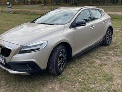 Brun Begagnad 2018 Volvo V40 CC Momentum Kombi | 167 000 kr (Marknadspris)