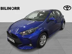 Mörkblå (blå) Begagnad 2022 Toyota Yaris Hybrid Active Halvkombi | 204 900 kr (Marknadspris)