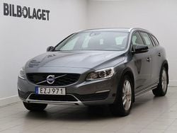 Grå Begagnad 2016 Volvo V60 CC Summum Kombi | 214 800 kr (Marknadspris)