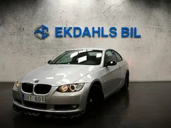 Ljusgrå Begagnad 2007 BMW 320 M Sport Sportkupé | 82 900 kr (Marknadspris)