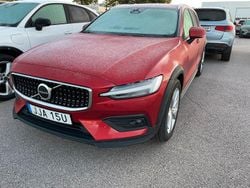 Röd (fusion red metallic) Begagnad 2023 Volvo V60 CC Core Kombi | 409 000 kr (Lite dyr)