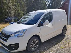 Vit Begagnad 2017 Peugeot Partner Minibuss | 95 000 kr (Marknadspris)