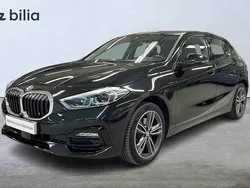 Svart Begagnad 2022 BMW 118 Halvkombi | 249 900 kr