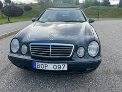 Mörkblå Begagnad 1999 Mercedes CLK320 Cab | 69 000 kr