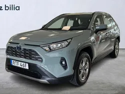 Grön Begagnad 2022 Toyota RAV4 Hybrid Active SUV | 369 900 kr (Marknadspris)