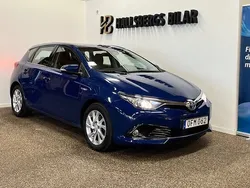 Mörkblå Begagnad 2016 Toyota Auris Hybrid Active Halvkombi | 144 800 kr (Marknadspris)