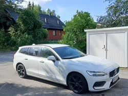 Vit Begagnad 2020 Volvo V60 Momentum Kombi | 190 000 kr (Marknadspris)