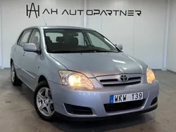 Ljusblå Begagnad 2004 Toyota Corolla Halvkombi | 34 900 kr (Marknadspris)