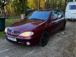 Röd Begagnad 2003 Renault Mégane II Authentique Halvkombi | 14 000 kr (Marknadspris)