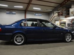 Mörkblå Begagnad 2000 BMW 528 M Sport Sedan | 85 000 kr