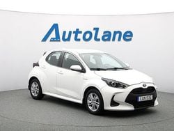 Vit Begagnad 2020 Toyota Yaris Hybrid Active Halvkombi | 199 900 kr (Marknadspris)