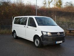 Vit Begagnad 2016 VW Caravelle Trendline Minibuss | 239 000 kr (Superpris)