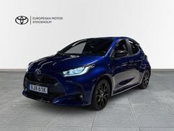 Mörkblå (blå metallic) Begagnad 2023 Toyota Yaris Hybrid Style Halvkombi | 249 900 kr (Marknadspris)