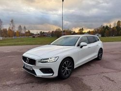 Vit Begagnad 2020 Volvo V60 Momentum Kombi | 219 000 kr (Marknadspris)