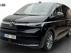 Svart Begagnad 2025 VW Multivan Style Minibuss | 849 900 kr