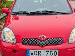 Röd Begagnad 2005 Toyota Yaris Halvkombi | 45 000 kr (Marknadspris)