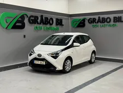 Vit Begagnad 2021 Toyota Aygo X-play Halvkombi | 99 900 kr (Marknadspris)