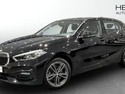 Svart (black) Begagnad 2022 BMW 118 Sport Line Halvkombi | 239 700 kr (Marknadspris)