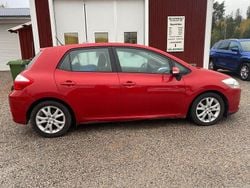Mörkröd (röd) Begagnad 2011 Toyota Auris Plus Halvkombi | 56 000 kr (Dyr)