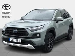 Grön Begagnad 2022 Toyota RAV4 Hybrid SUV | 379 900 kr (Marknadspris)