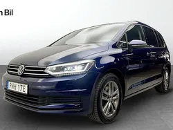 Mörkblå Begagnad 2024 VW Touran Minibuss | 389 900 kr (Marknadspris)