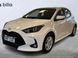 Vit Ny 2025 Toyota Yaris Hybrid Active Halvkombi | 264 900 kr (Marknadspris)