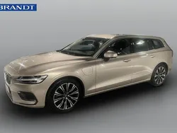 Ljusgrå (grå) Begagnad 2023 Volvo V60 Core Kombi | 399 900 kr (Marknadspris)