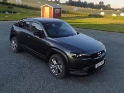 Grå Begagnad 2022 Mazda MX30 Sky SUV | 175 000 kr (Marknadspris)
