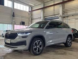 Grå Begagnad 2023 Skoda Kodiaq SportLine SUV | 399 900 kr (Marknadspris)