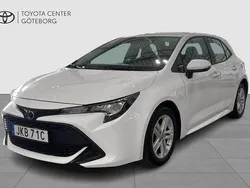 Vit Begagnad 2022 Toyota Corolla Hybrid Active Halvkombi | 229 900 kr (Marknadspris)