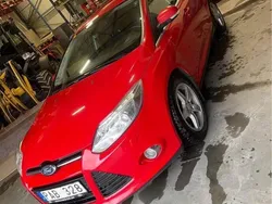Röd Begagnad 2011 Ford Focus Titanium Kombi | 38 000 kr (Marknadspris)