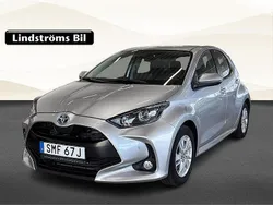 Silver Begagnad 2022 Toyota Yaris Hybrid Active Halvkombi | 229 000 kr (Marknadspris)