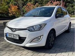 Vit Begagnad 2015 Hyundai i20 Select Halvkombi | 70 000 kr (Marknadspris)