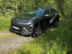 Grå Begagnad 2023 Hyundai Kona Essential SUV | 352 400 kr (Dyr)