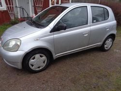 Grå Begagnad 2000 Toyota Yaris Halvkombi | 25 900 kr (Dyr)